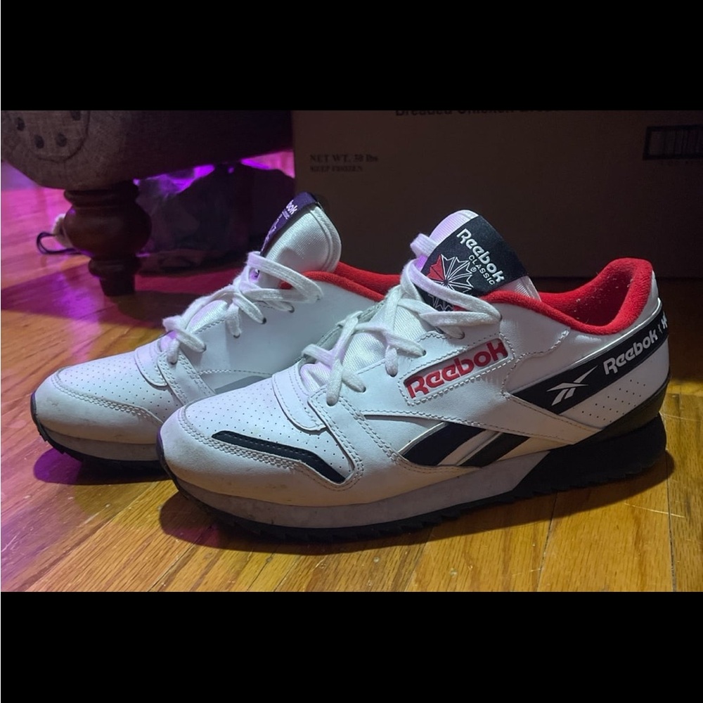 vintage Reebok classics : red white and black sneakers